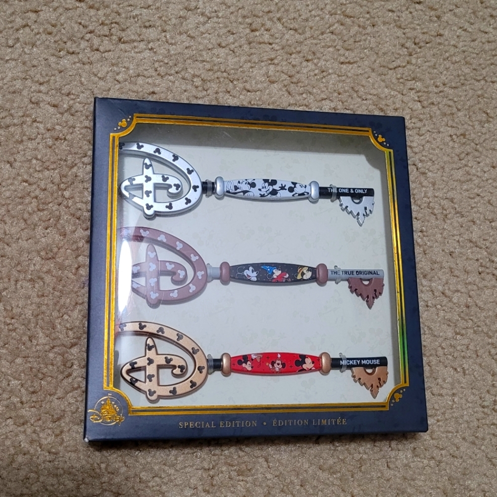Mickey Mouse Through the Years Collectible Key Set – Special Edition